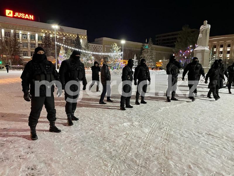 Уральцы вышли на площадь и требуют встречи с акимом города