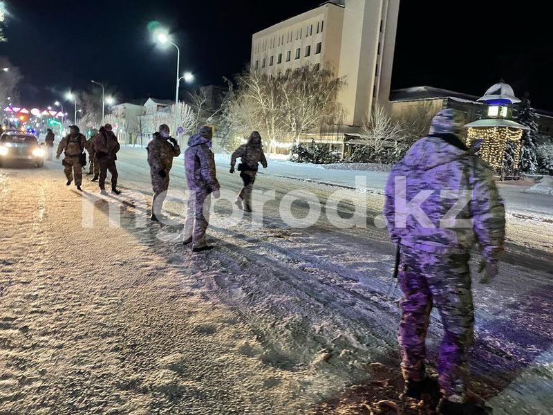 Уральцы вышли на площадь и требуют встречи с акимом города