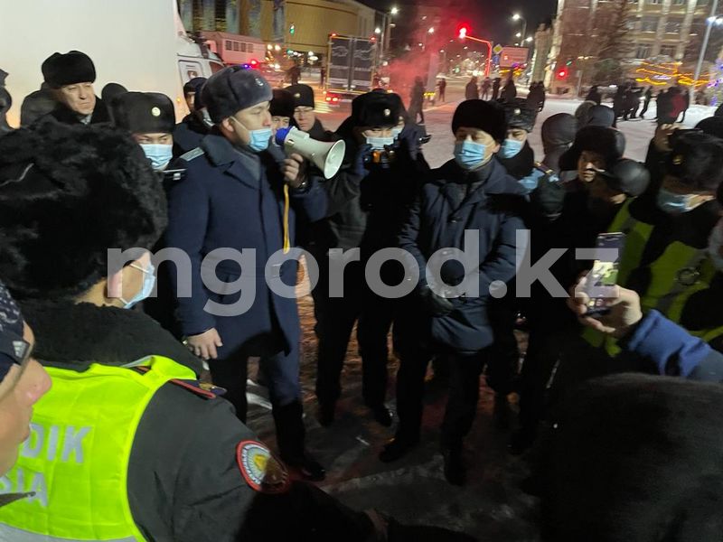 Уральцы вышли на площадь и требуют встречи с акимом города (новость обновляется)