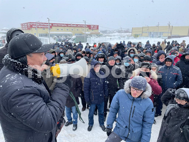 Митингующие в Уральске вышли к международной автодороге Самара - Шымкент