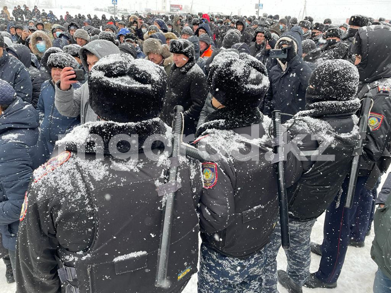 Митингующие в Уральске вышли к международной автодороге Самара - Шымкент