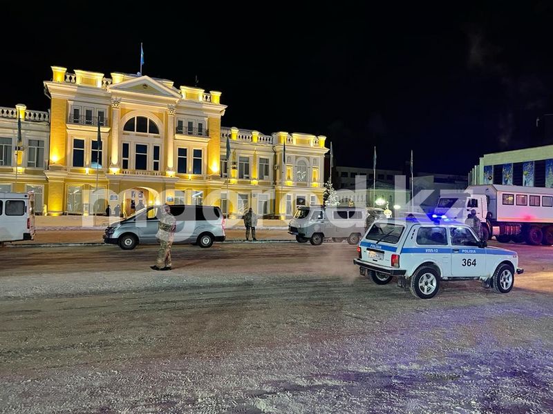 Уральцы вышли на площадь и требуют встречи с акимом города (новость обновляется)