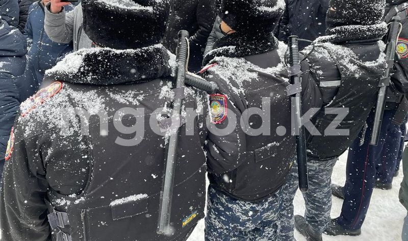 Полсотни сотрудников получили травмы во время митинга в Атырау