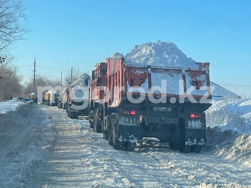 В Уральске десятки грузовиков со снегом не могли проехать к полигону. Дачники перекрыли дорогу