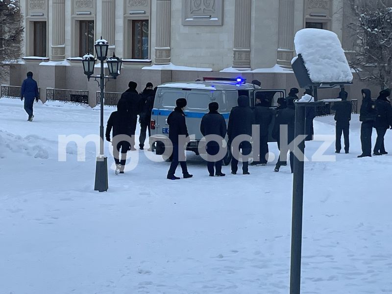 В Уральске сотрудники проводят задержания на площади Абая