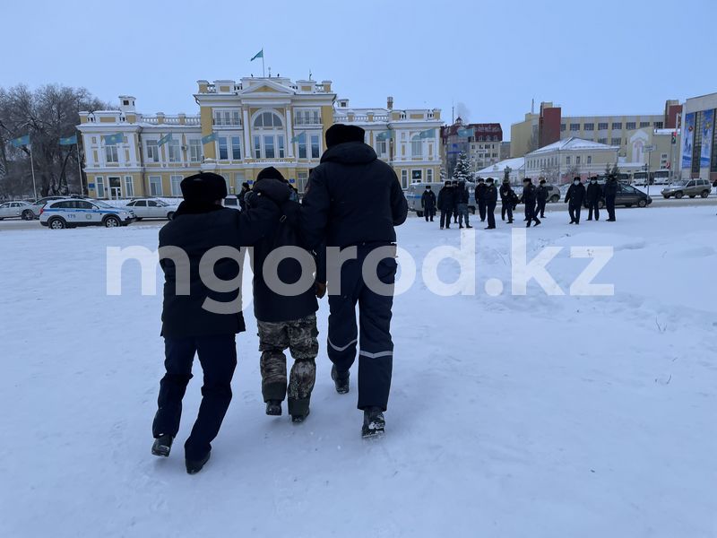 В Уральске сотрудники проводят задержания на площади Абая