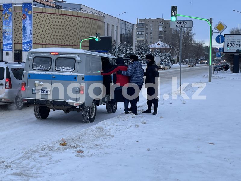 В Уральске сотрудники проводят задержания на площади Абая