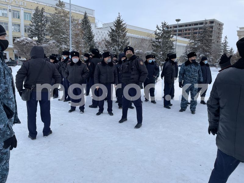 В Уральске сотрудники проводят задержания на площади Абая