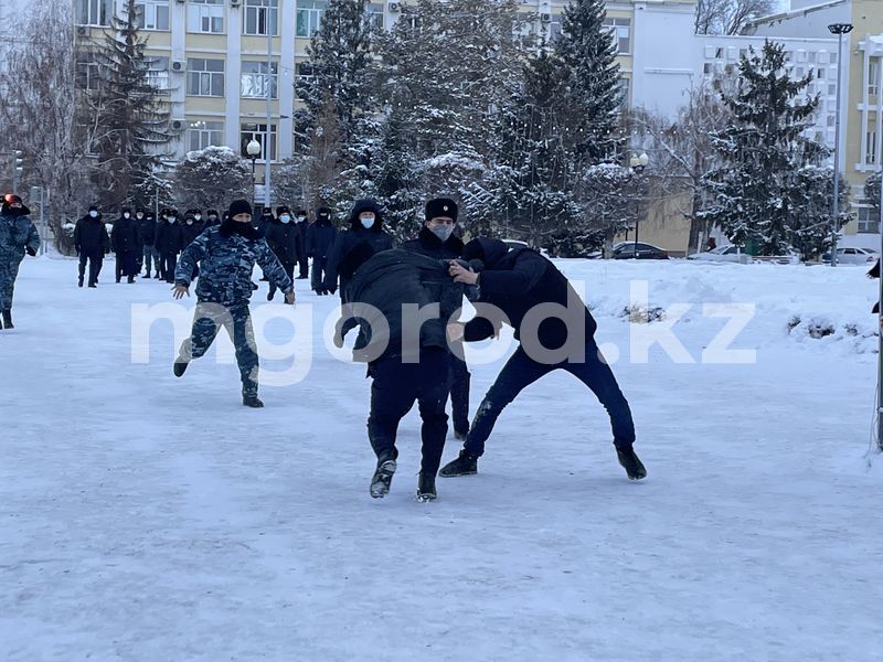 В Уральске на площади Абая проводят задержания