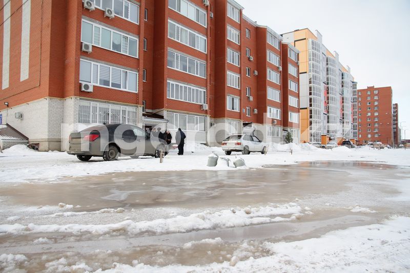 Ледовый каток из нечистот появился во дворе новостройки Уральска