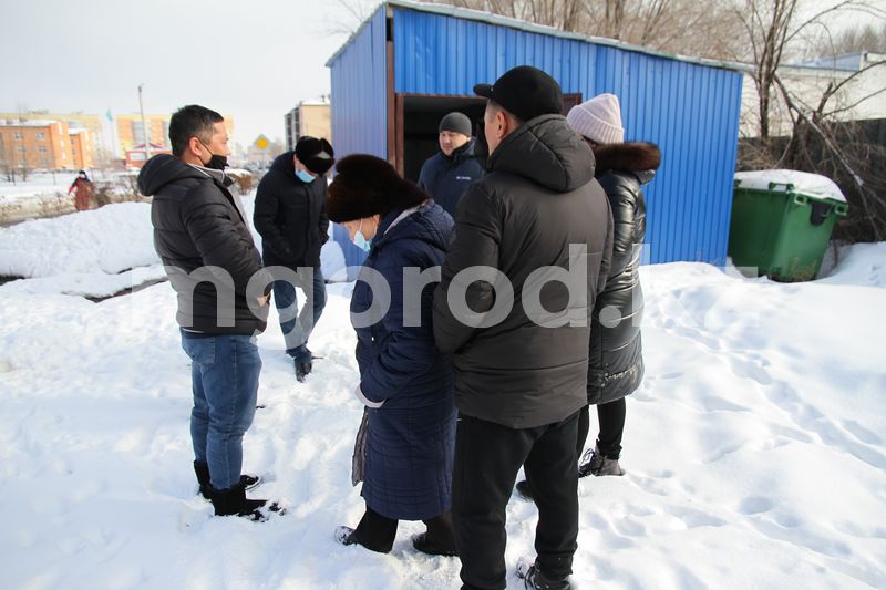 Ледовый каток из нечистот появился во дворе новостройки Уральска