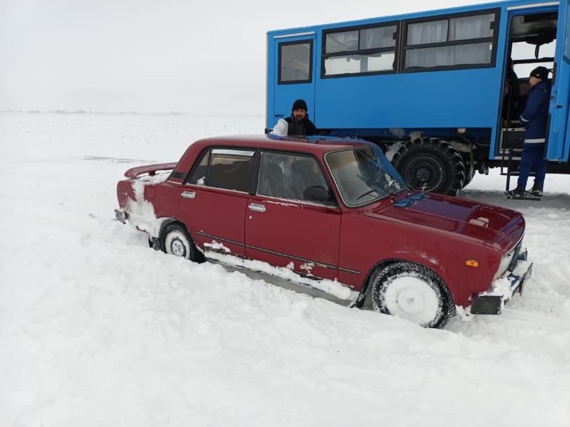 Семью с маленьким ребёнком вызволили из снежного плена в Атырауской области