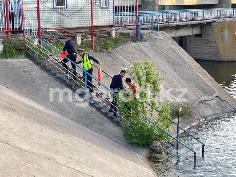 Мужчина спрыгнул с моста в Уральске