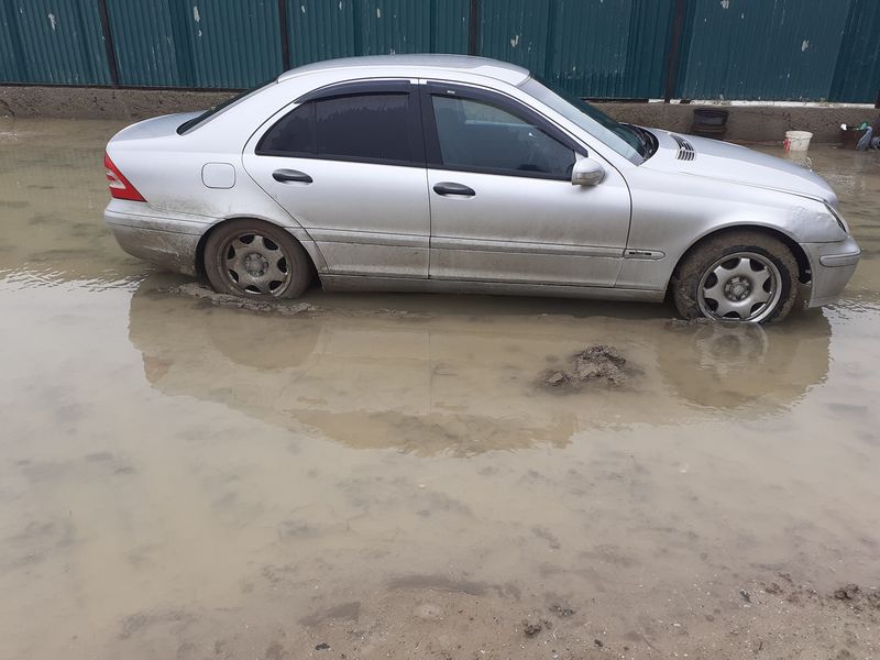 В Атырау из-за сильных дождей подтопило частные дома