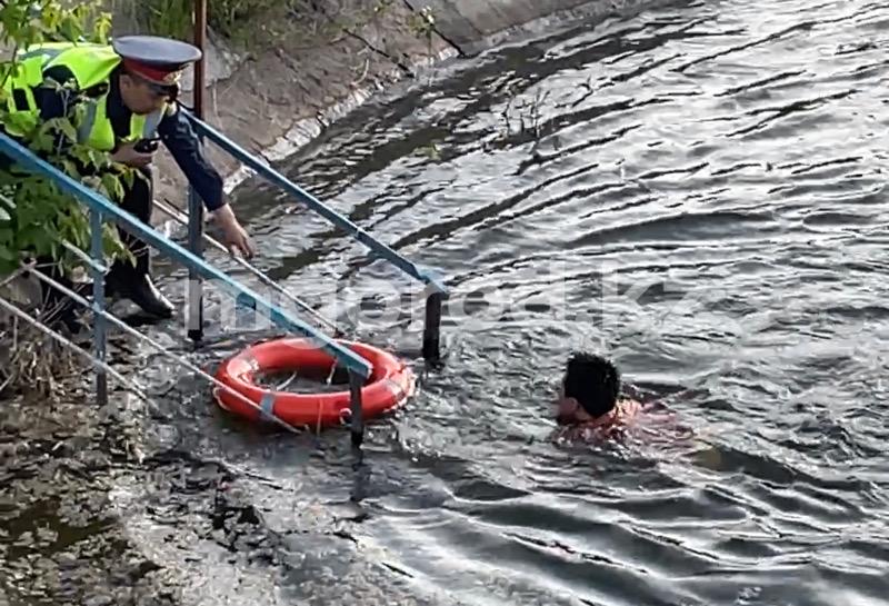 Мужчина спрыгнул с моста в Уральске