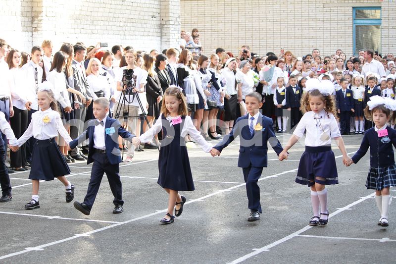 Торжественная линейка прошла в школах Уральска