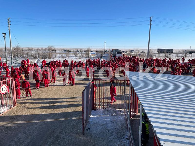 Бастующие в ЗКО рабочие закрыли дорогу на промбазу