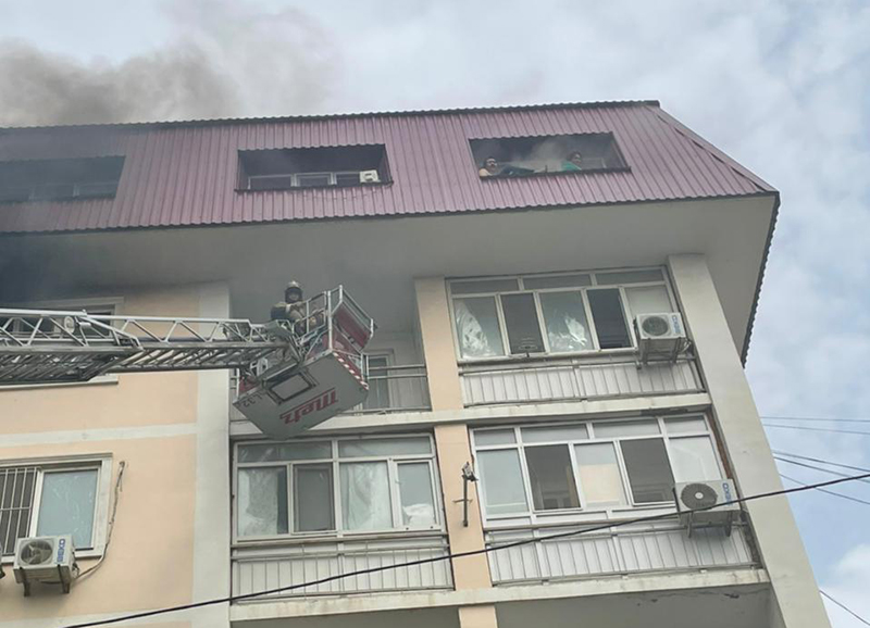 Пять детей из пожара эвакуировали с помощью автолестници спасатели Атырауской области