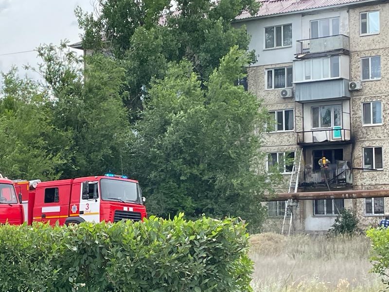 Балкон второго этажа горит в Уральске