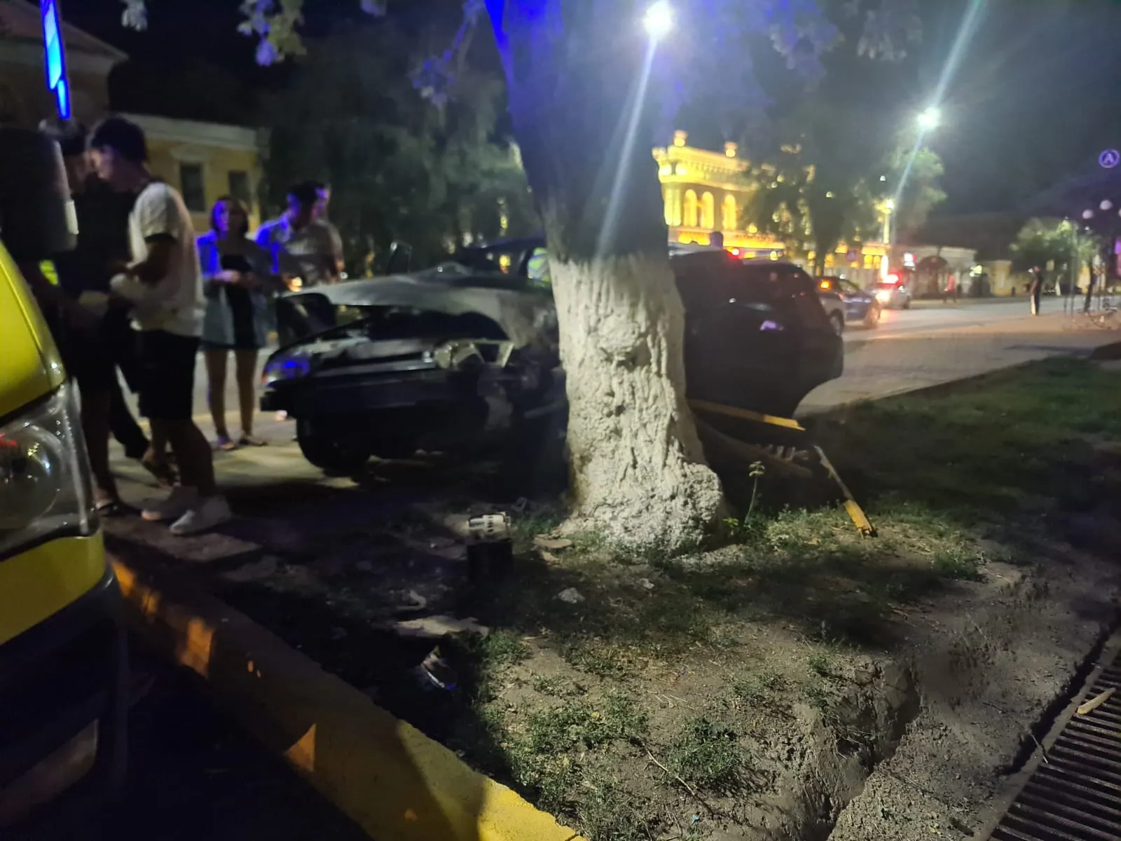 В груду металла превратилось авто после столкновения с деревом в Уральске | Мой Город В груду металла превратилось авто после столкновения с деревом в Уральске