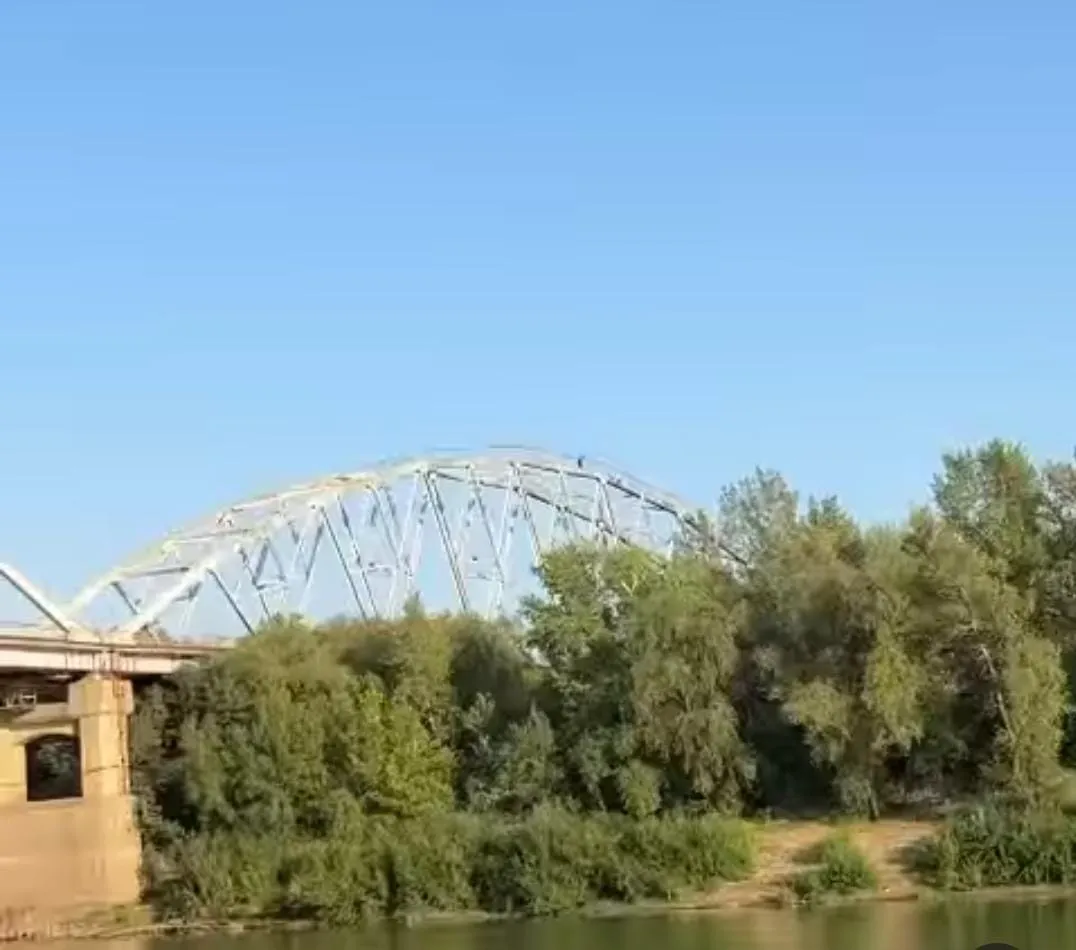 Мужчина после ссоры с девушкой пытался спрыгнуть с моста в Уральске | Мой Город Мужчина после ссоры с девушкой пытался спрыгнуть с моста в Уральске